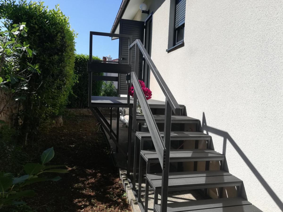 Apartments 4U Omisalj Bagian luar foto
